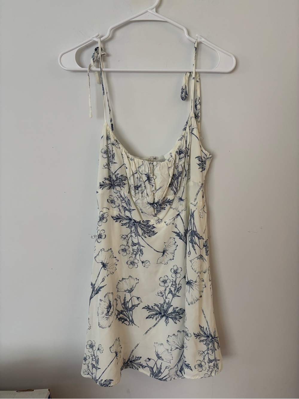 astr the label ivory cream and blue floral tie strap summer mini dress 🤍